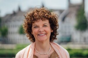 Dr. Resie Monen